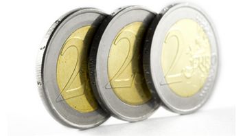 Drei Zwei-Euro-Münzen vor weißem Hintergrund