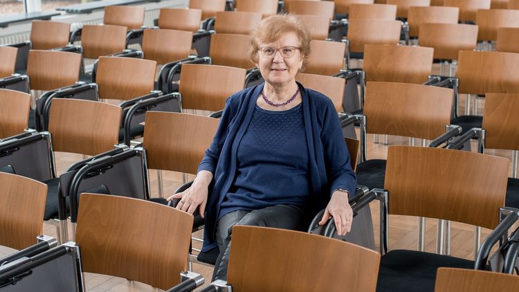 Foto von Violeta Dinescu in den leeren Stuhlreihen der Universitätsaula.