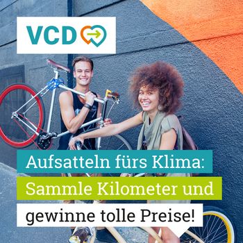 Mitmachaufruf der VCD: Aufsattlen fürs Klima, sammle Kilometer und gewinne tolle Preise! Im hintergrund sind zwei junge, lachende Personen mit ihren Fahrrädern zu sehen.