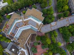 Das Foto zeigt die Photovoltaikanlage auf dem Dach der Universitätsbibliothek aus der Vogelperspektive.