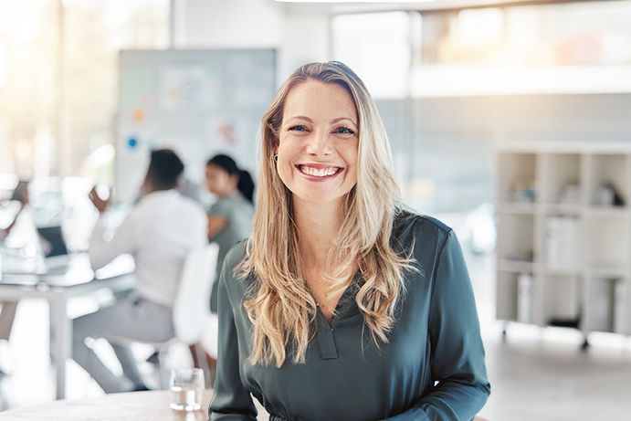 das Bild zeigt eine junge Frau im Büro