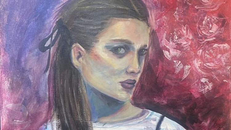 Ein Gemälde einer dunkelhaarigen Frau mit Pferdeschwanz, die den Betrachter halb im Profil anschaut.Der Hintergrund ist lila und rosa und scheint ein Blumenmuster zu verbergen.