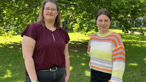 Das Foto zeigt die beiden Studentinnen auf dem Uni-Campus, Annika Bondzio links, daneben Ann-Christin Elsmann.