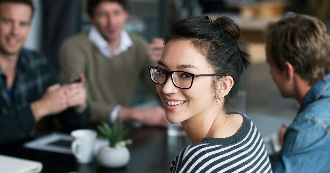 Auf dem Bild sind vier glückliche und zufriedene Menschen zu sehen, welche die Zielgruppe der Weiterbildung repräsentieren.