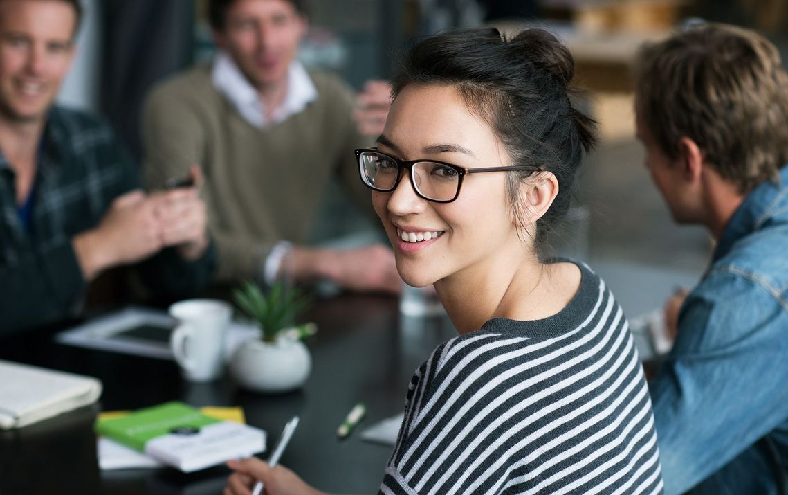 Auf dem Bild sind vier glückliche und zufriedene Menschen zu sehen, welche die Zielgruppe der Weiterbildung repräsentieren.