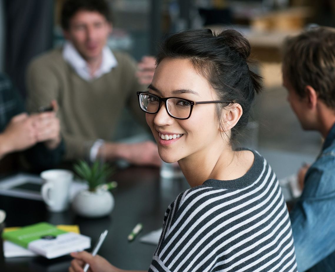 Auf dem Bild sind vier glückliche und zufriedene Menschen zu sehen, welche die Zielgruppe der Weiterbildung repräsentieren.