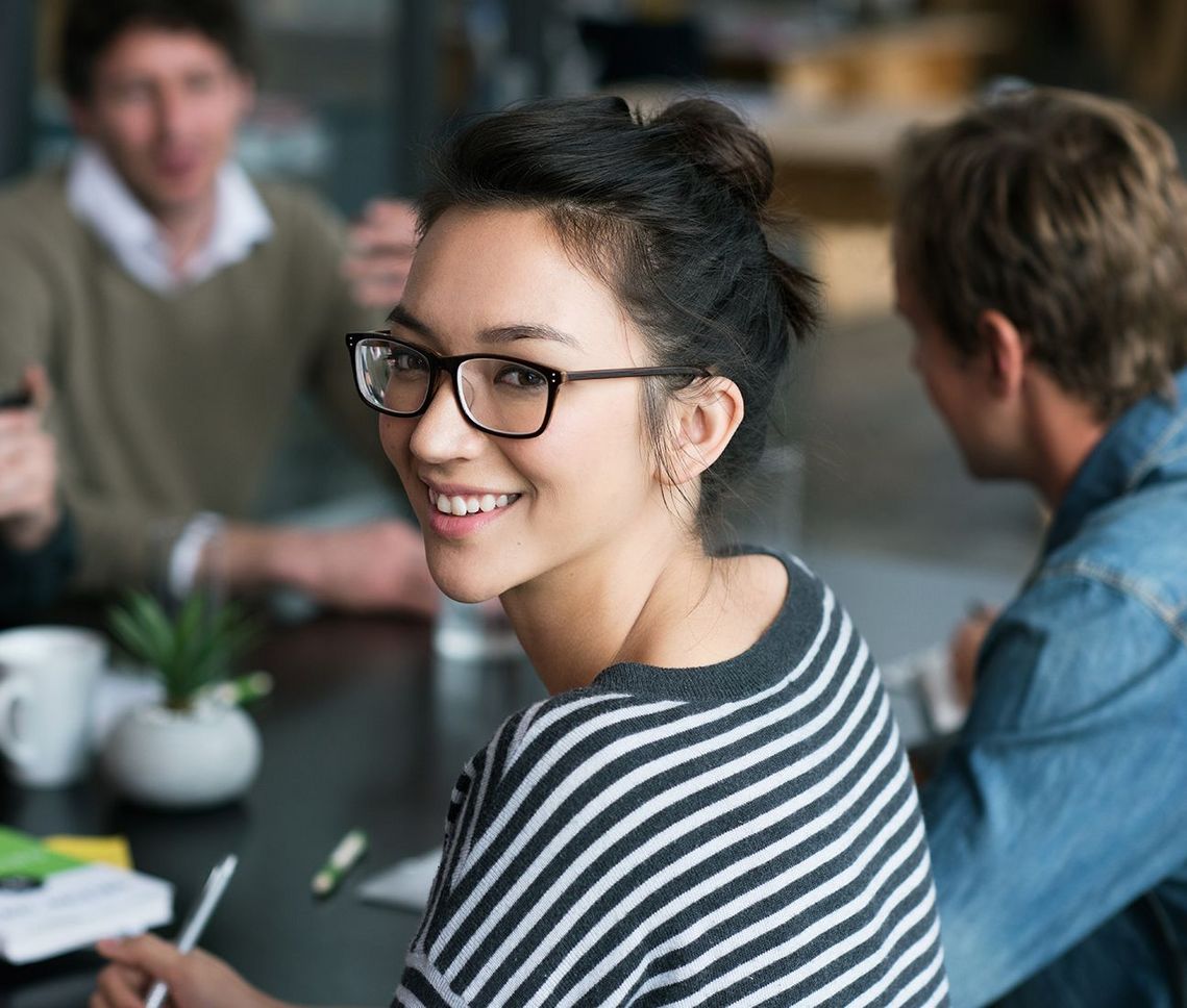 Auf dem Bild sind vier glückliche und zufriedene Menschen zu sehen, welche die Zielgruppe der Weiterbildung repräsentieren.