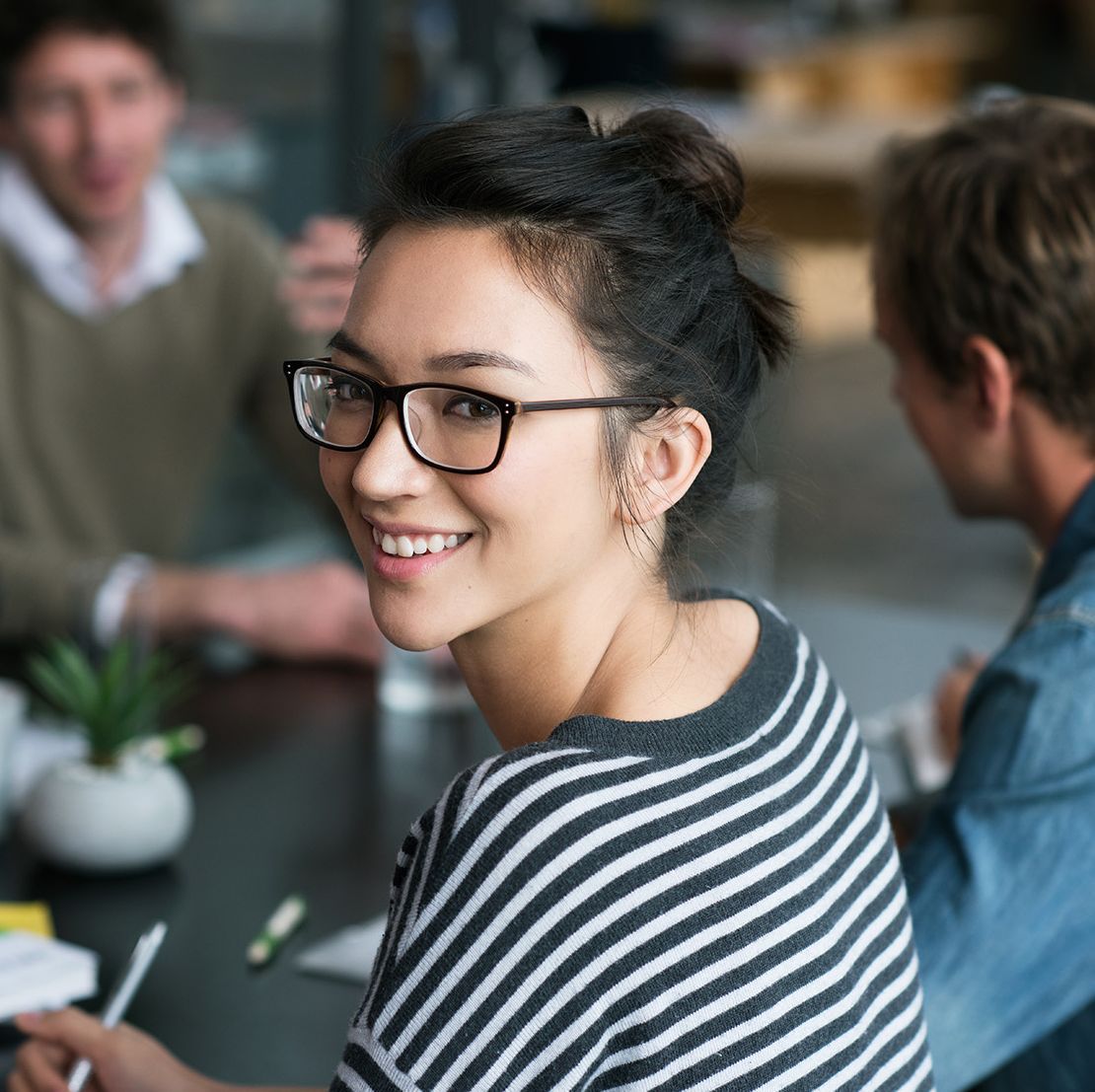 Auf dem Bild sind fünf glückliche und zufriedene Menschen zu sehen, welche die Zielgruppe der Weiterbildung repräsentieren.
