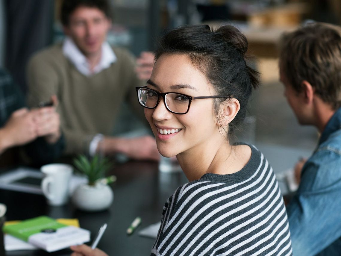 Auf dem Bild sind vier glückliche und zufriedene Menschen zu sehen, welche die Zielgruppe der Weiterbildung repräsentieren.