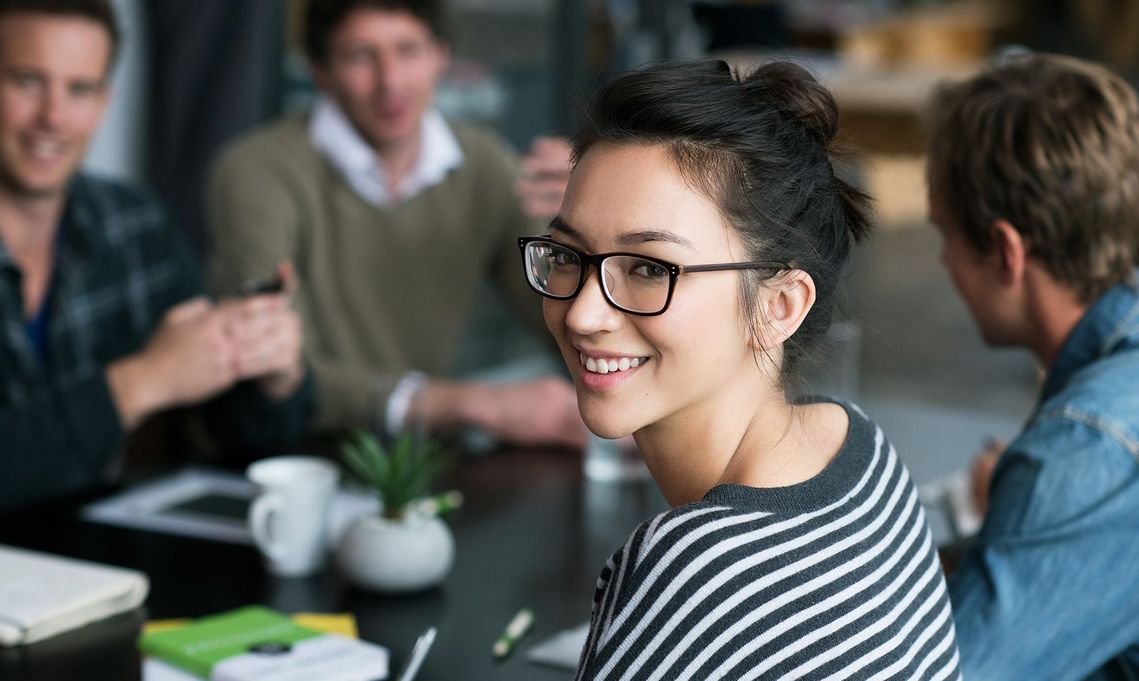Auf dem Bild sind vier glückliche und zufriedene Menschen zu sehen, welche die Zielgruppe der Weiterbildung repräsentieren.