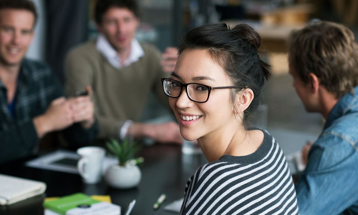 Auf dem Bild sind vier glückliche und zufriedene Menschen zu sehen, welche die Zielgruppe der Weiterbildung repräsentieren.
