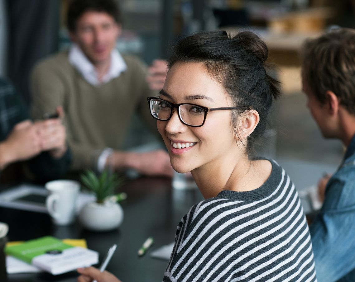 Auf dem Bild sind vier glückliche und zufriedene Menschen zu sehen, welche die Zielgruppe der Weiterbildung repräsentieren.