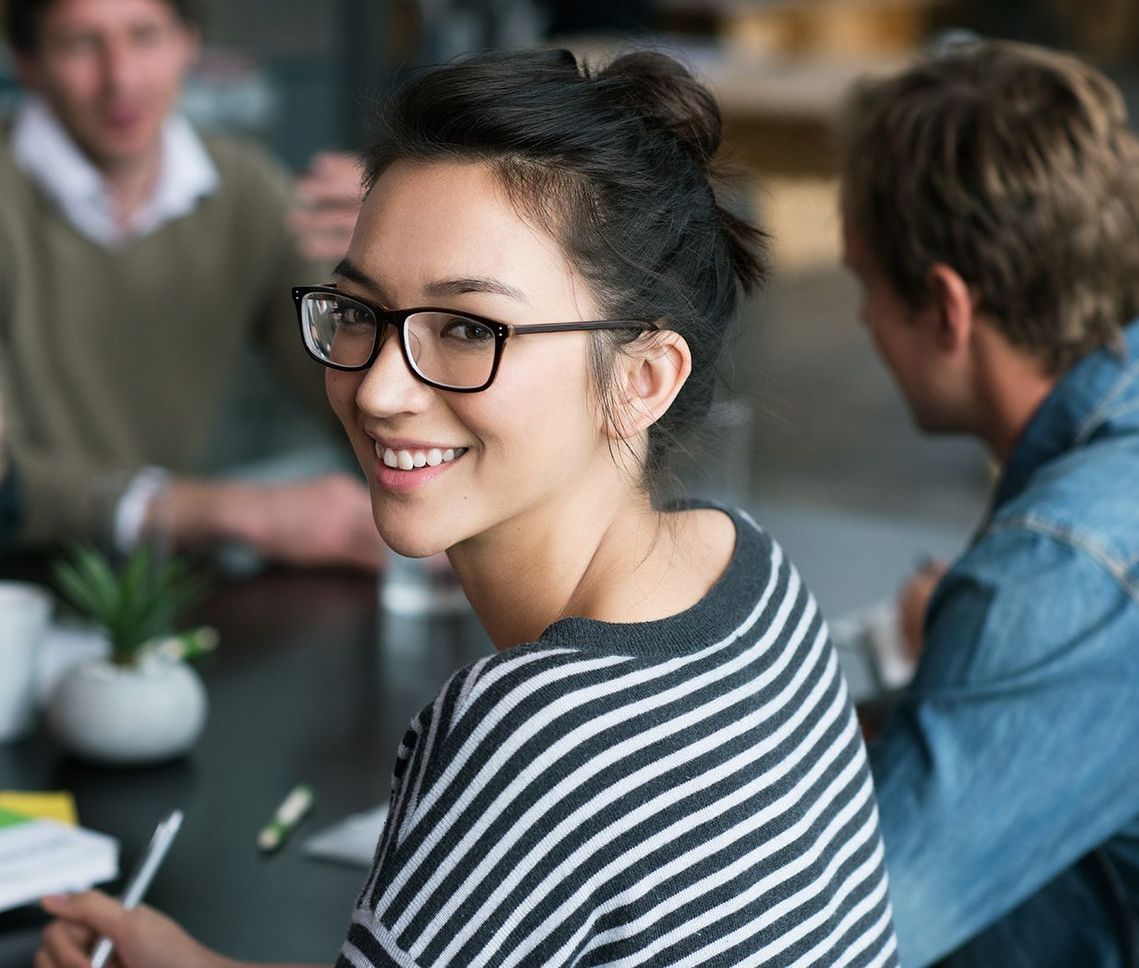 Auf dem Bild sind vier glückliche und zufriedene Menschen zu sehen, welche die Zielgruppe der Weiterbildung repräsentieren.