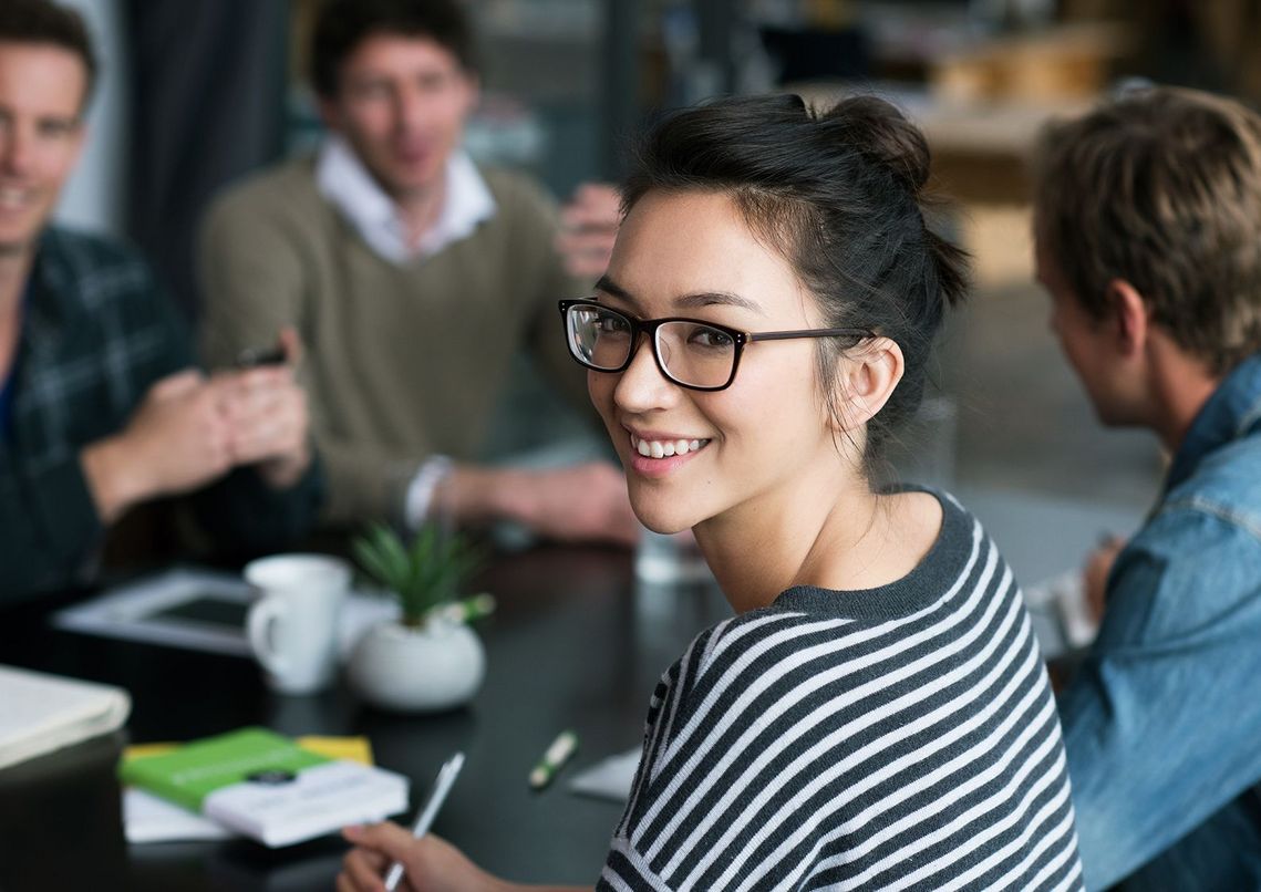 Auf dem Bild sind vier glückliche und zufriedene Menschen zu sehen, welche die Zielgruppe der Weiterbildung repräsentieren.