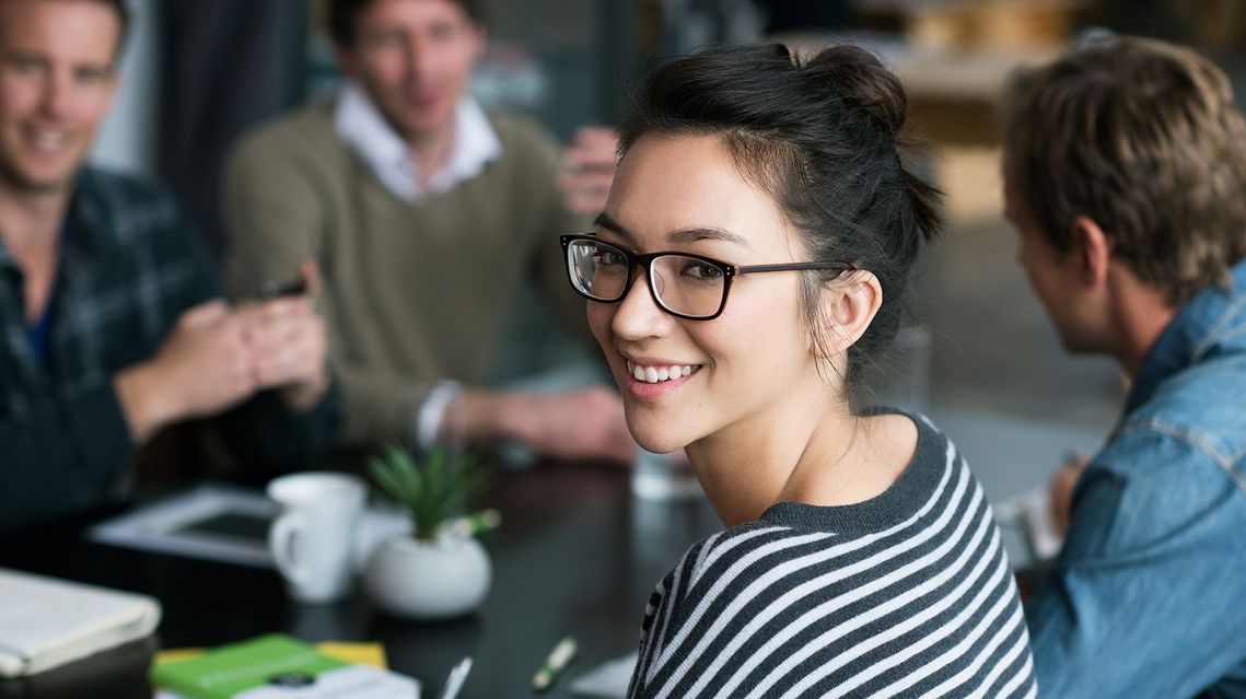 Auf dem Bild sind vier glückliche und zufriedene Menschen zu sehen, welche die Zielgruppe der Weiterbildung repräsentieren.