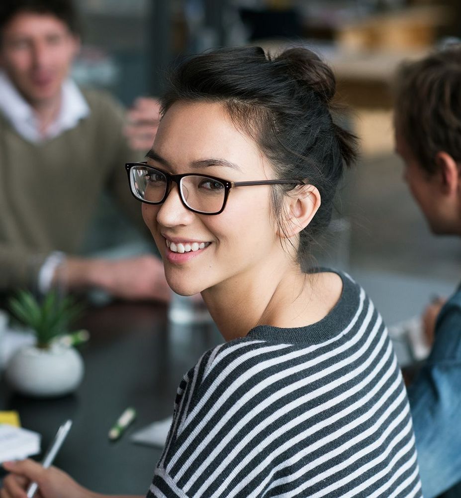Auf dem Bild sind vier glückliche und zufriedene Menschen zu sehen, welche die Zielgruppe der Weiterbildung repräsentieren.