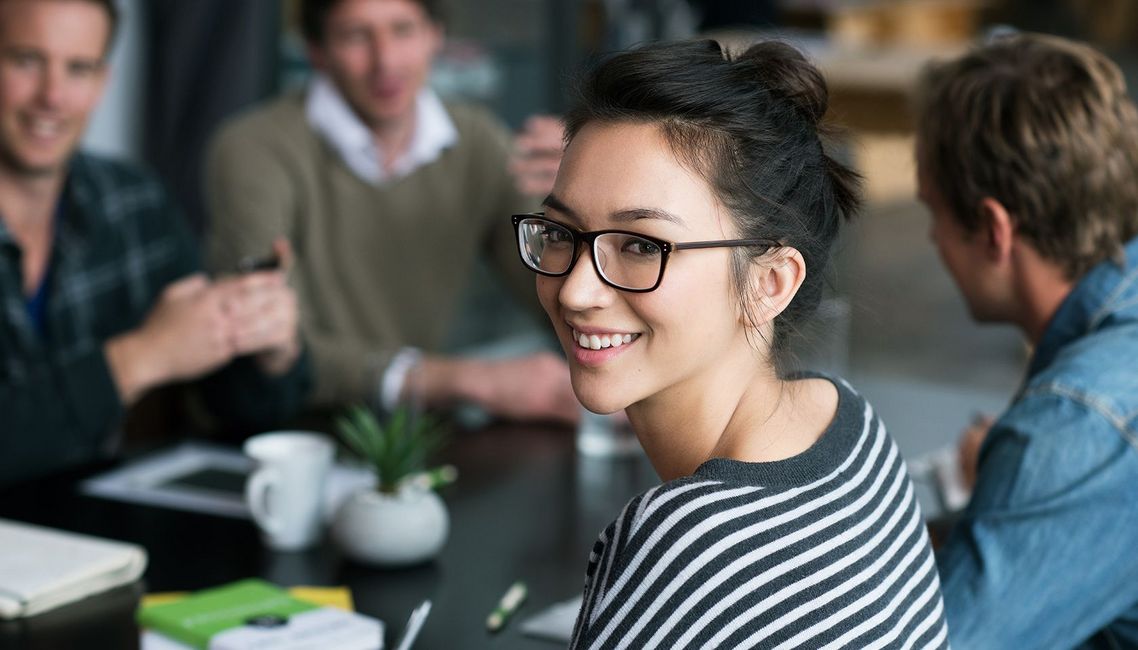 Auf dem Bild sind vier glückliche und zufriedene Menschen zu sehen, welche die Zielgruppe der Weiterbildung repräsentieren.