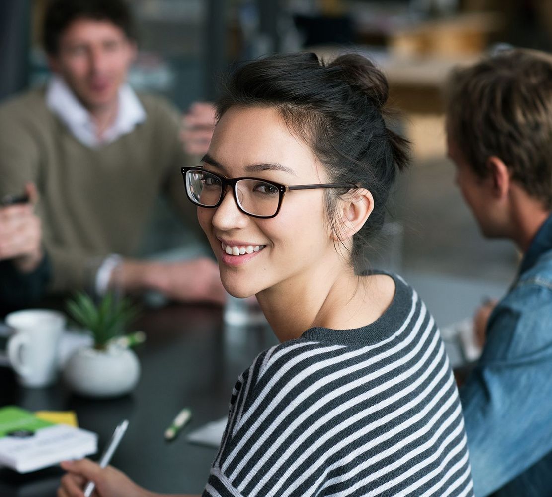 Auf dem Bild sind vier glückliche und zufriedene Menschen zu sehen, welche die Zielgruppe der Weiterbildung repräsentieren.