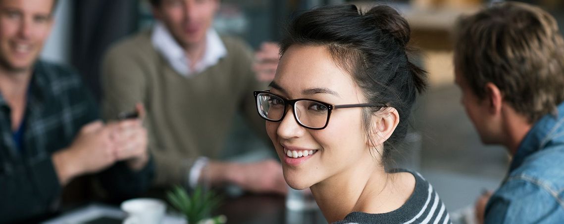 Auf dem Bild sind vier glückliche und zufriedene Menschen zu sehen, welche die Zielgruppe der Weiterbildung repräsentieren.