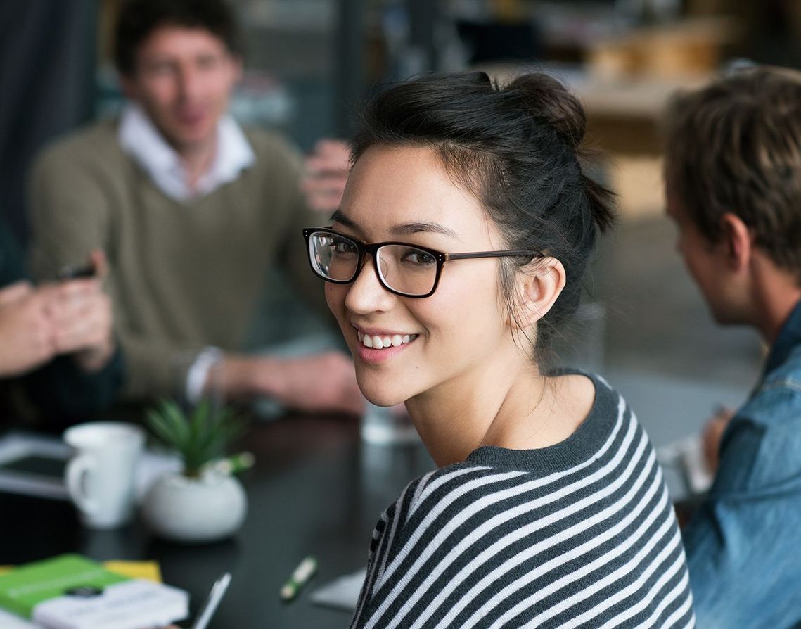 Auf dem Bild sind vier glückliche und zufriedene Menschen zu sehen, welche die Zielgruppe der Weiterbildung repräsentieren.