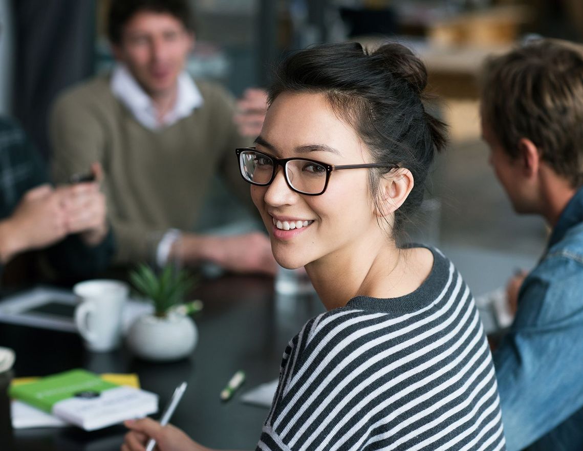Auf dem Bild sind vier glückliche und zufriedene Menschen zu sehen, welche die Zielgruppe der Weiterbildung repräsentieren.