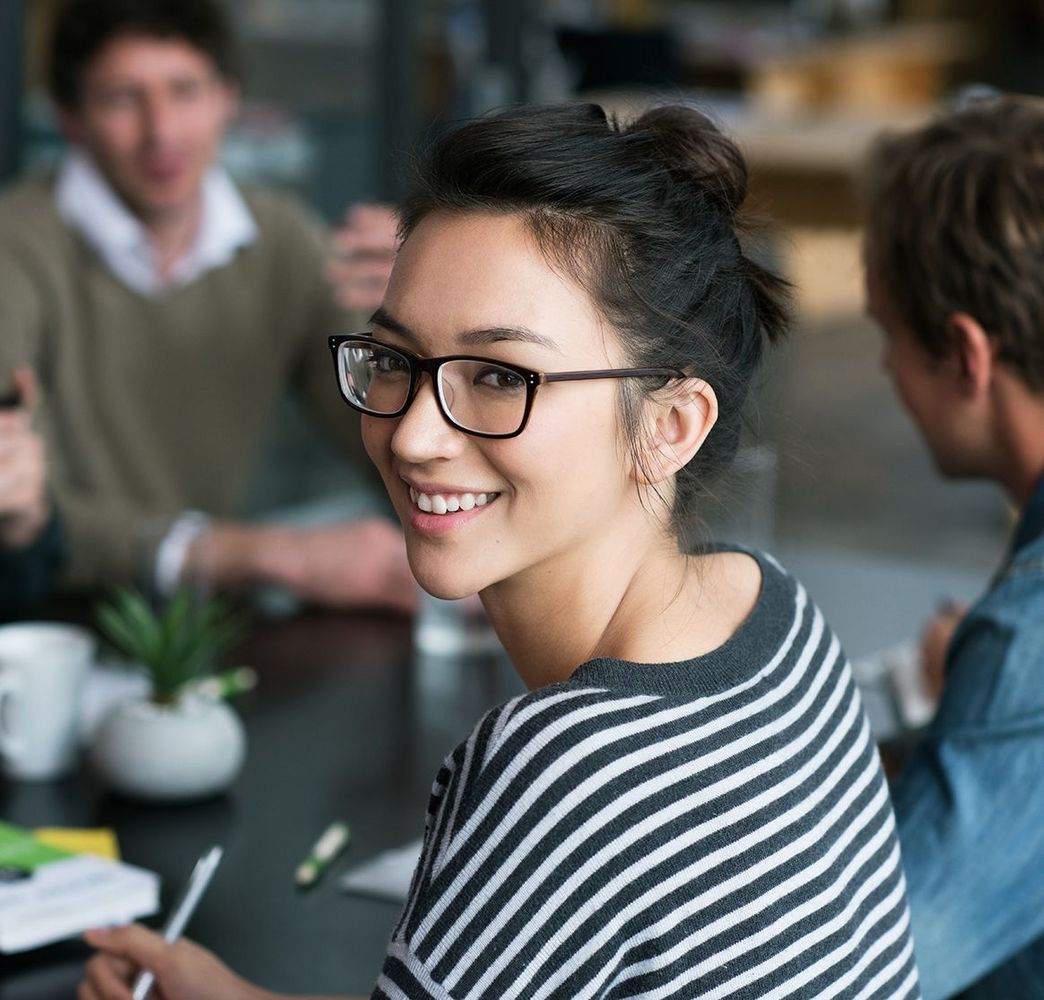 Auf dem Bild sind vier glückliche und zufriedene Menschen zu sehen, welche die Zielgruppe der Weiterbildung repräsentieren.