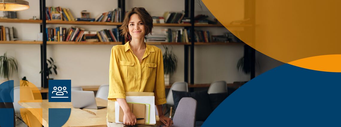 Headerbild Bildungs- und Wissenschaftsmanagement (MBA) das Bild zeigt eine junge Frau in einem Büro mit Büchern und Notizen in den Händen