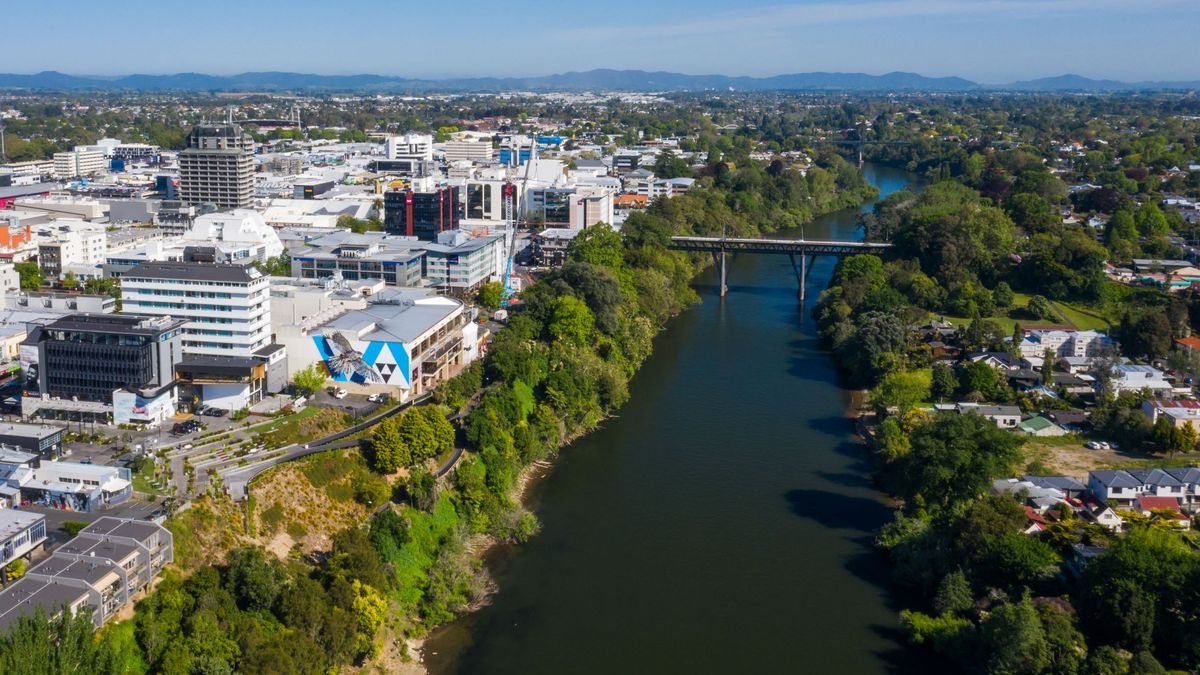 Eine Vogelperspektive auf Hamilton, Neuseeland, mit dem Waikato River und der Claudelands Bridge.