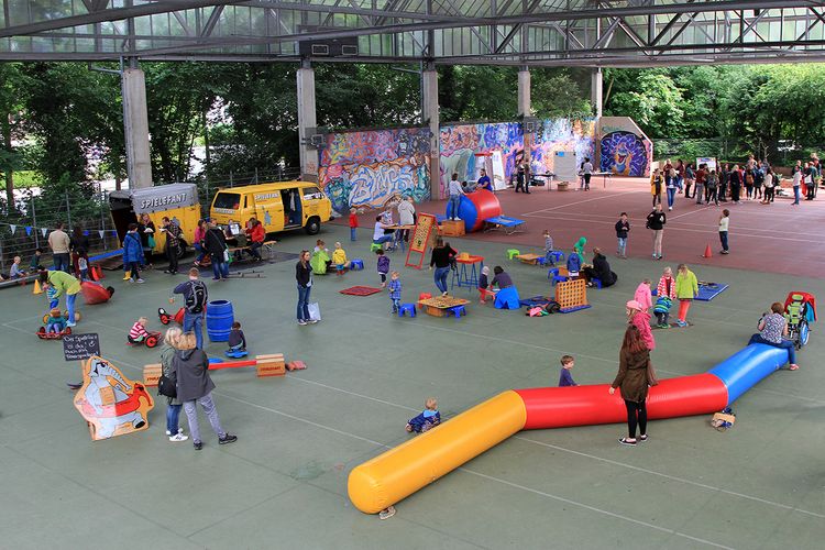 Spielefant auf dem Internationalen Sommerfest