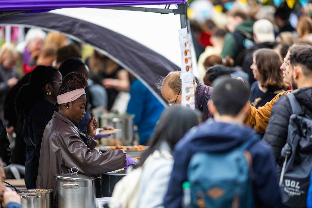 Essensausgabe an einem Stand des Internationalen Sommerfests