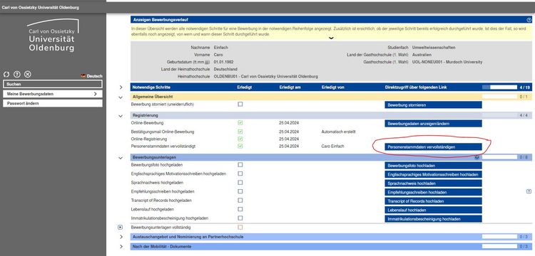 Screenshot des Online-Bewerbungsportals der Carl von Ossietzky Universität Oldenburg. Es handelt sich um eine Übersicht über den Bewerbungsstatus, mit Informationen zu notwendigen Schritten und deren Erledigung, wobei grüne Häkchen bereits erledigte Schritte anzeigen. Die Zeile "Personenstammdaten vervollständigen" ist rot umrandet, um hervorzuheben, dass dieser Schritt als nächstes bearbeitet werden muss.