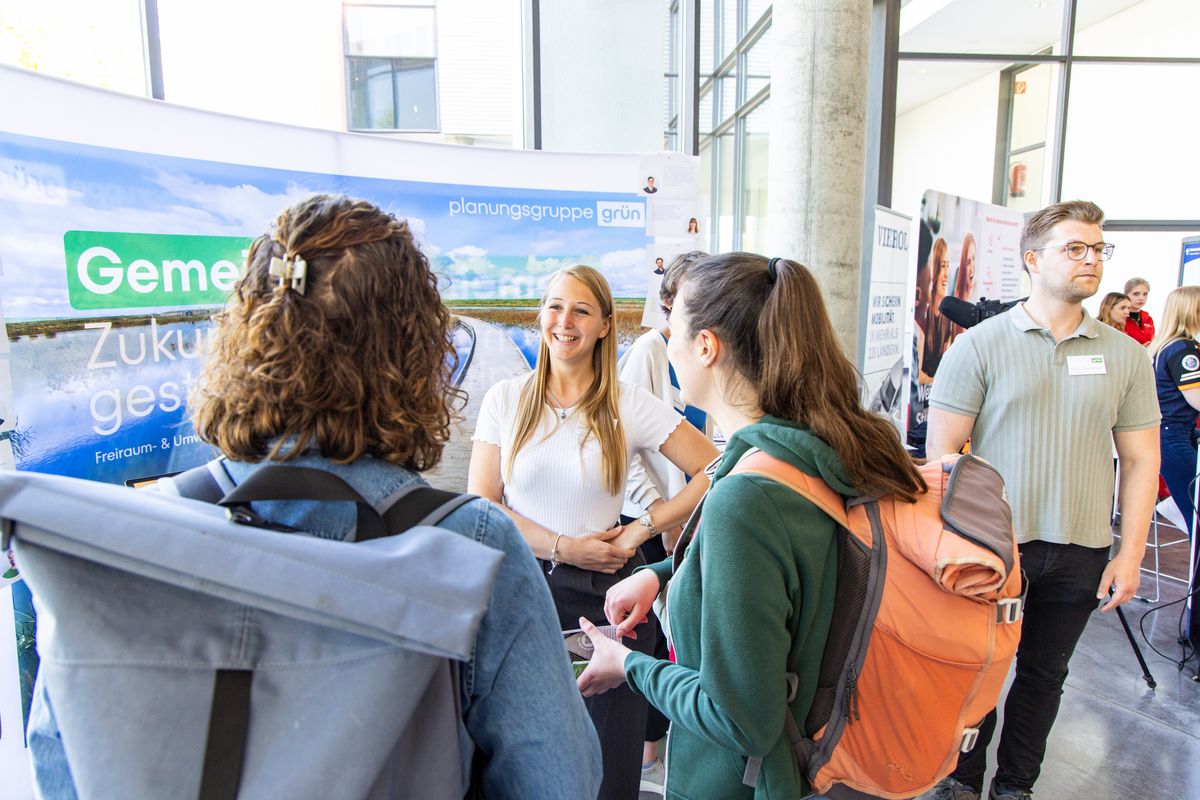 Unternehmensvertreter*in im Gespräch