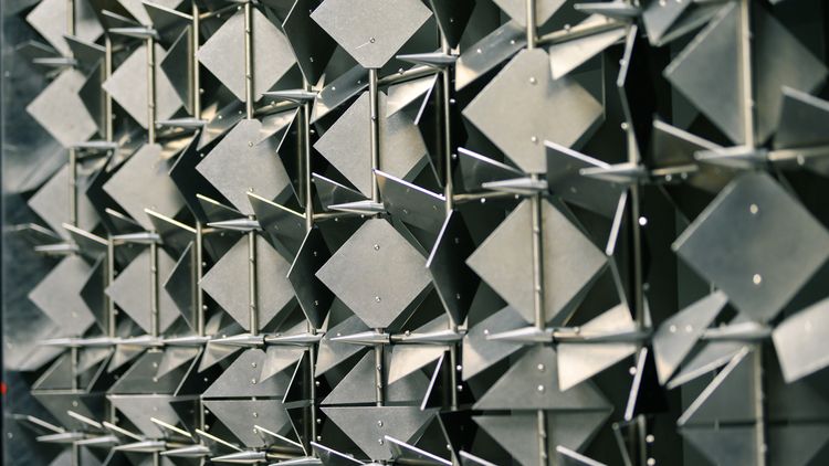 Lateral close-up of the metal plates, which are turned in different directions.