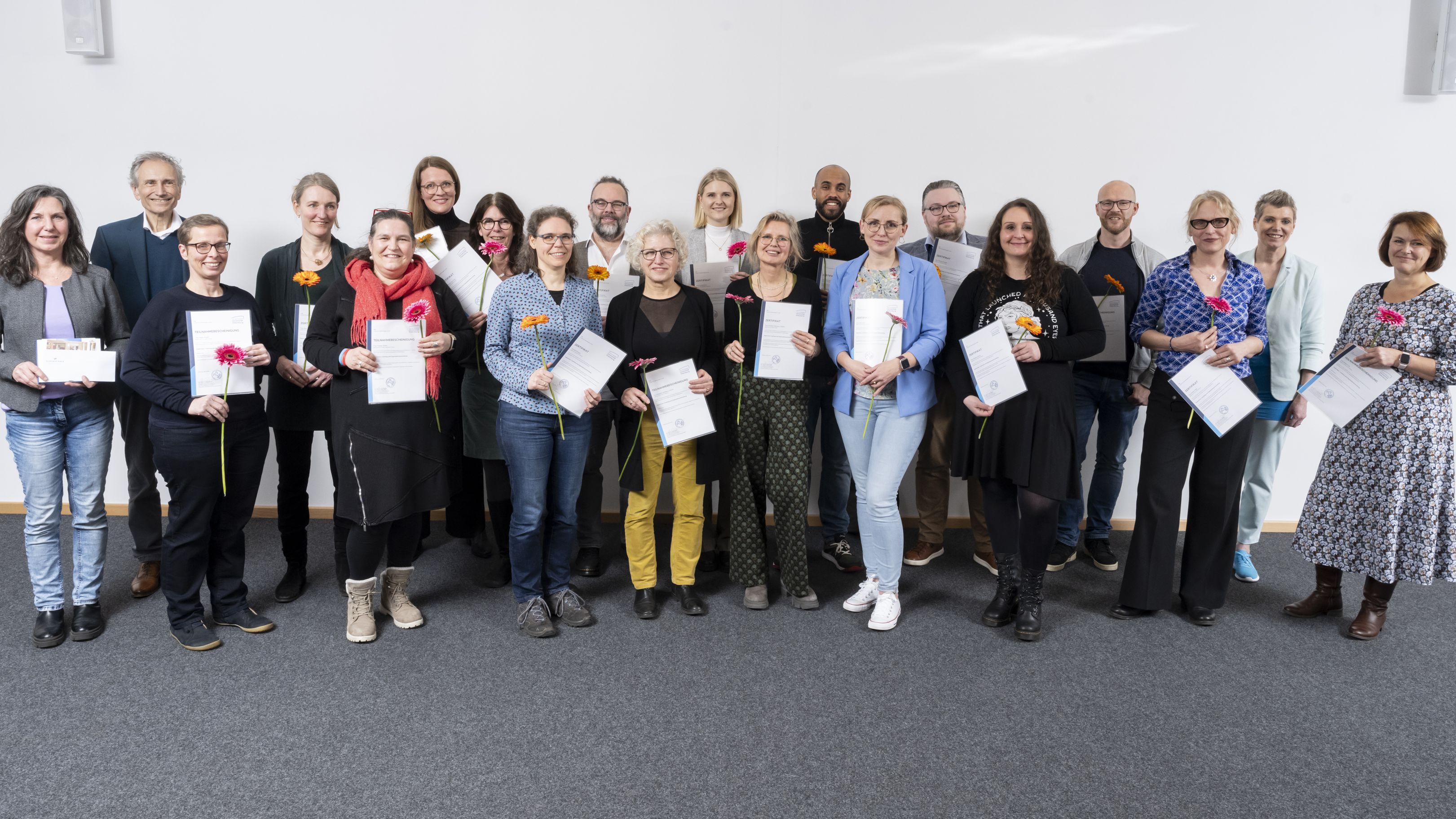 Bei einer Abschlussfeier erhielten die 17 Absolventinnen und Absolventen der Weiterbildung ihre Zertifikate.