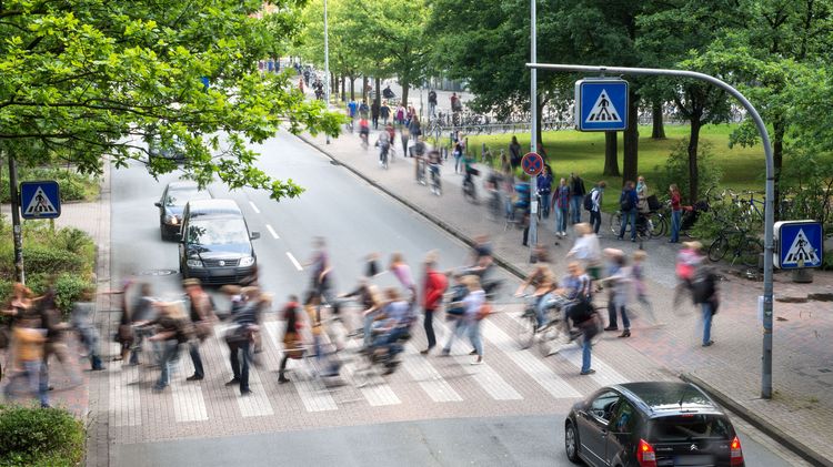 Mittägliche Rushhour auf dem Zebrastreifen am Campus Haarentor