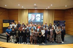 Eine Gruppe von Menschen posiert für ein Gruppenfoto während der Winter School an der Nelson Mandela University.