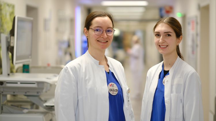 Alexandra und Antonia auf Station E43.