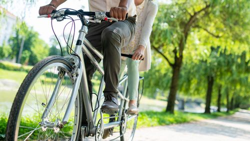 Paar auf Tandem