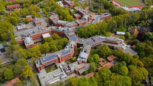 Photovoltaik-Anlagen auf den Dächern im Frühherbst