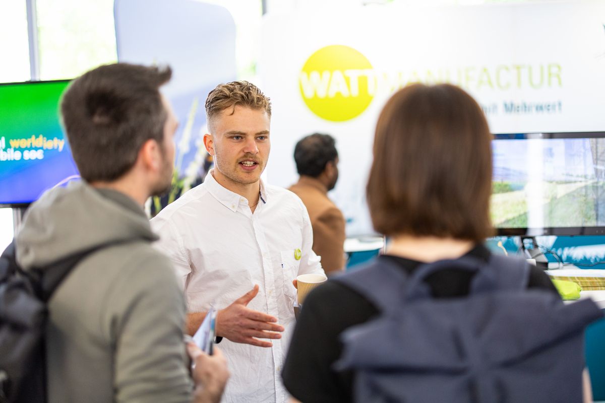 Unternehmensvertreter im Gespräch