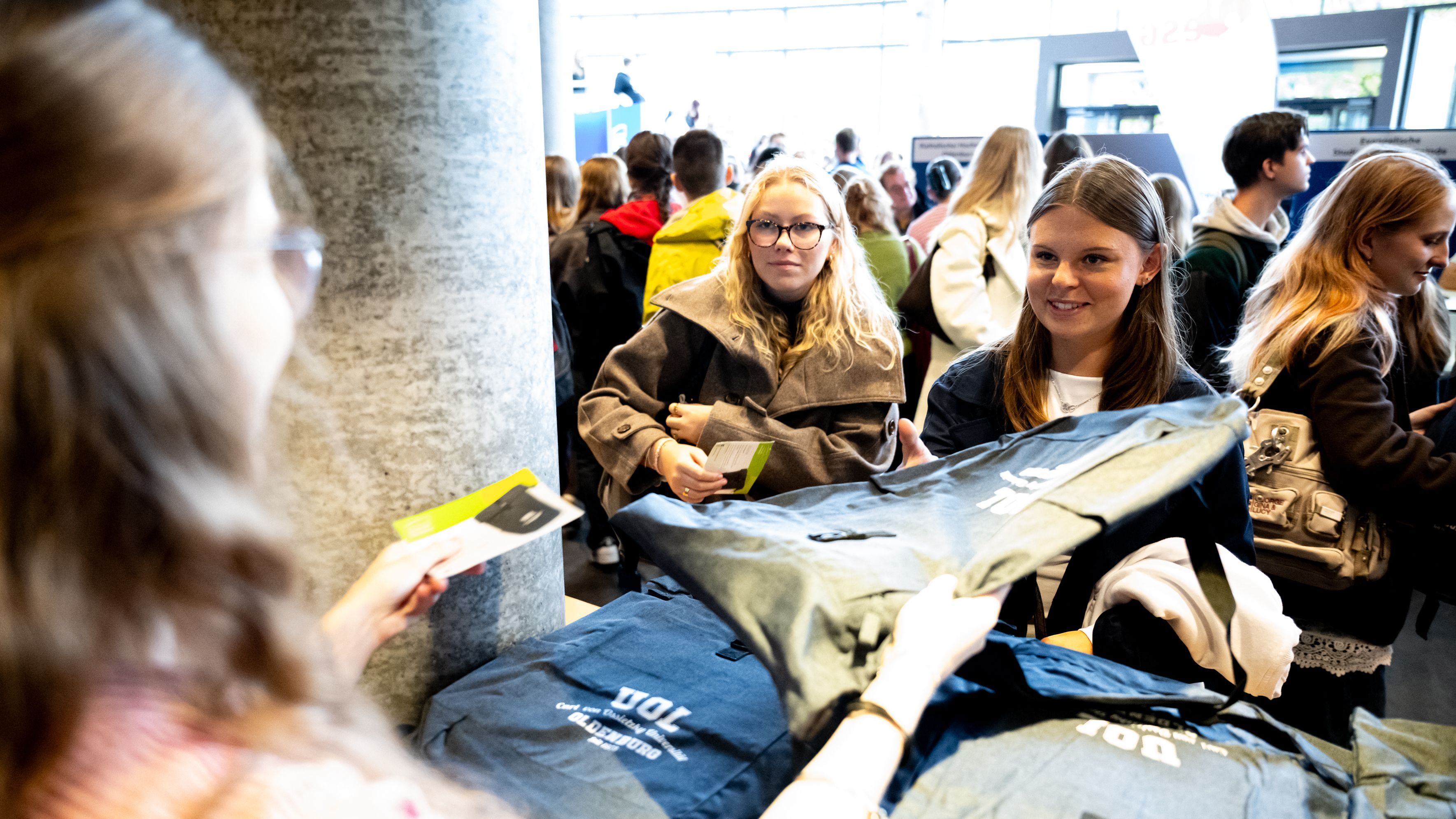 The picture shows freshers getting their UOL rucksacks. These are handed over by kind staff members of the Press & Communication office.