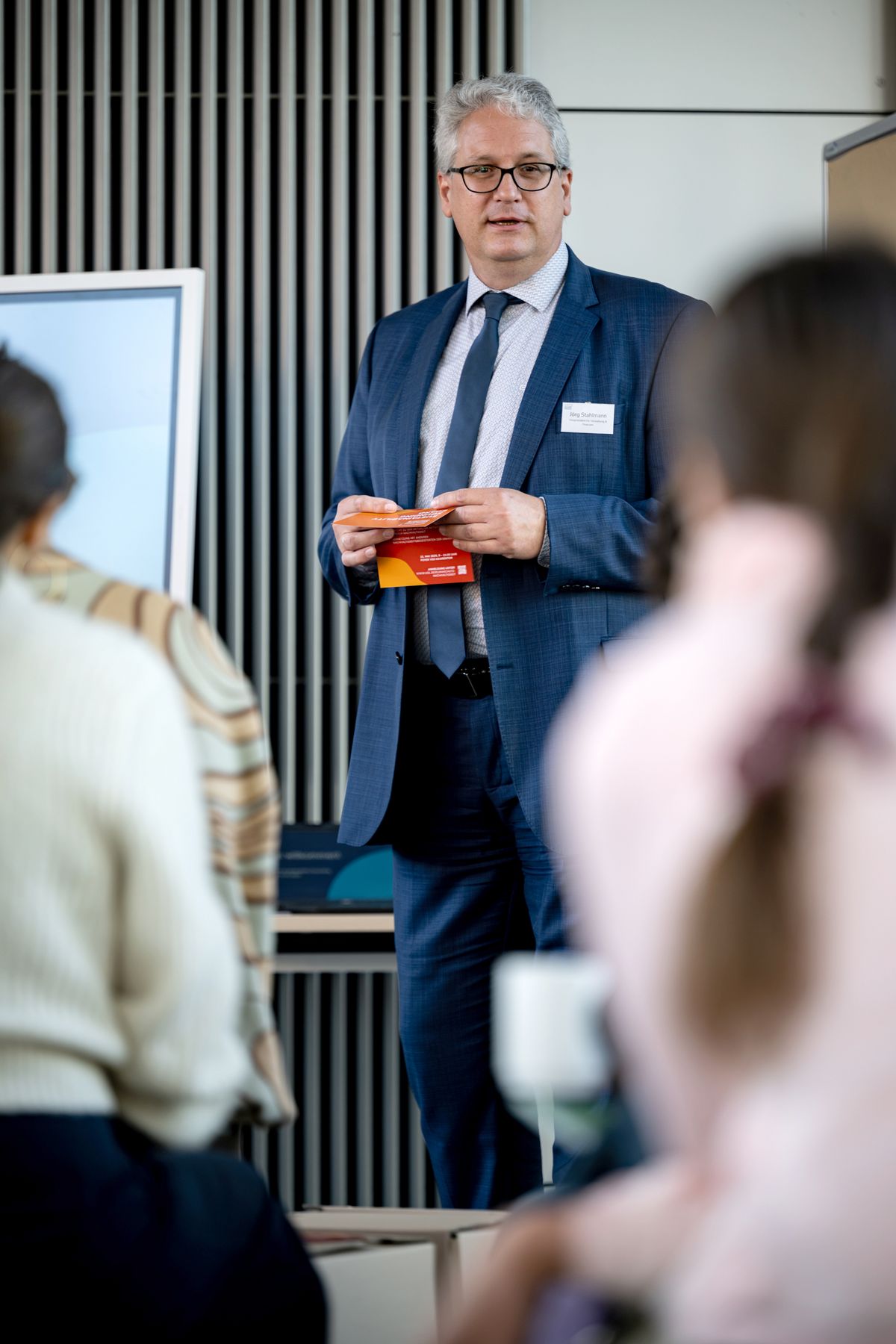 Das Foto zeigt den Vizepräsident für Verwaltung und Finanzen, Herrn Stahlmann, bei der Eröffnungsrede zum ersten Sustainability Sounding Boards des universitären Klimaschutzmanagements.