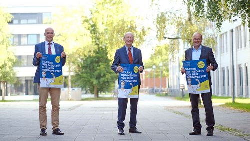 Der Dekan der Medizinischen Fakultät, Prof. Dr. Hans Gerd Nothwang, der Universitätspräsident Prof. Dr. Dr. Hans Michael Piper sowie der Leiter des Dezernat 4 Gebäudemanagement, Meik Möllers,auf dem Campus der Universität.