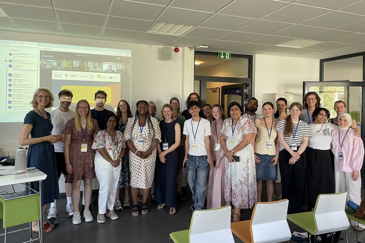 Teilnehmende der DAAD Summer School posieren für ein Gruppenfoto