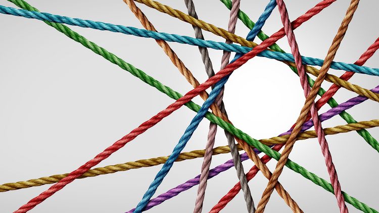 Verschiedenfarbige Seile sind so verknüpft, dass sie sich zu einem Kreis verbinden.