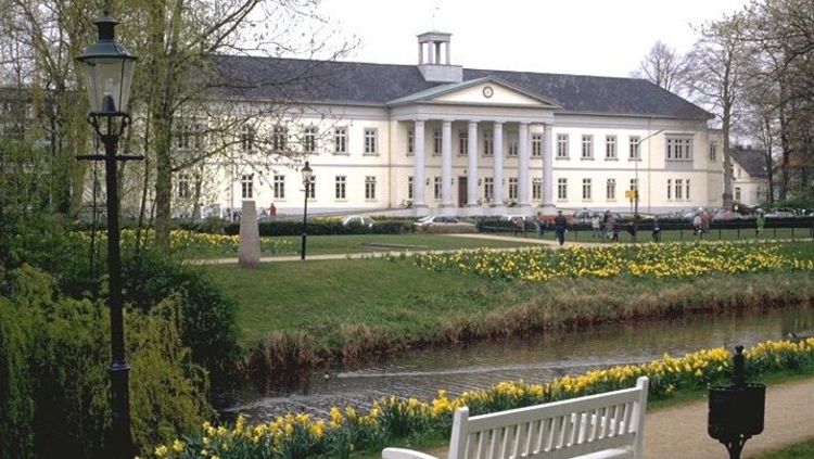 Das Bild zeigt das PFL von draußen. Im Vordergrund sind ein kleiner Park und die Peterstraße zu erkennen.