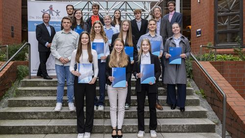 Die diesjährigen Preisträger*innen des Dr. Hans-Riegel-Fachpreises an der Universität Oldenburg - Gruppenfoto. 