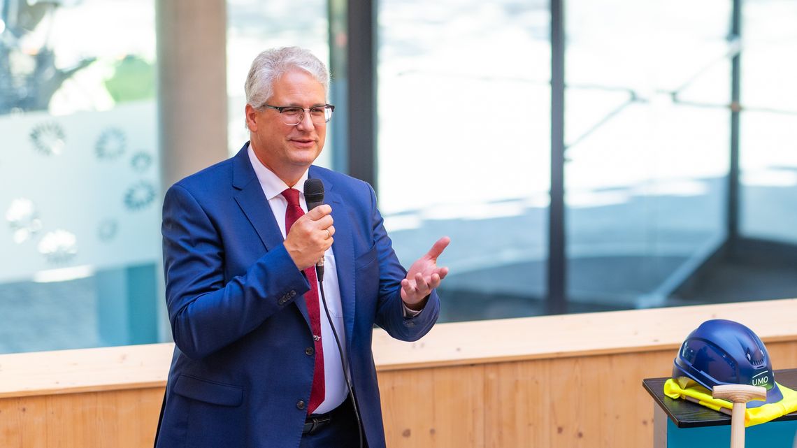 Stahlmann mit Mikrofon