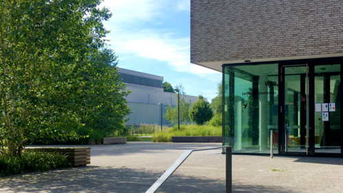 Eingang zum Experimentierhörsaal auf dem Campus Wechloy