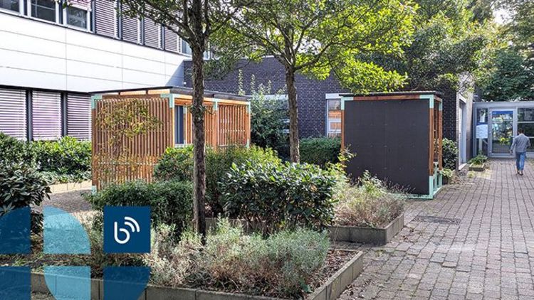 Im Innenhof des C3L stehen Cubes fürs Lernen im Freien bereit. 